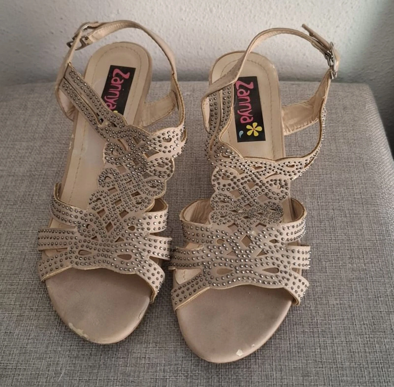Beige wiggesandalen met strasssteentjes limited edition Y2K – photo 4